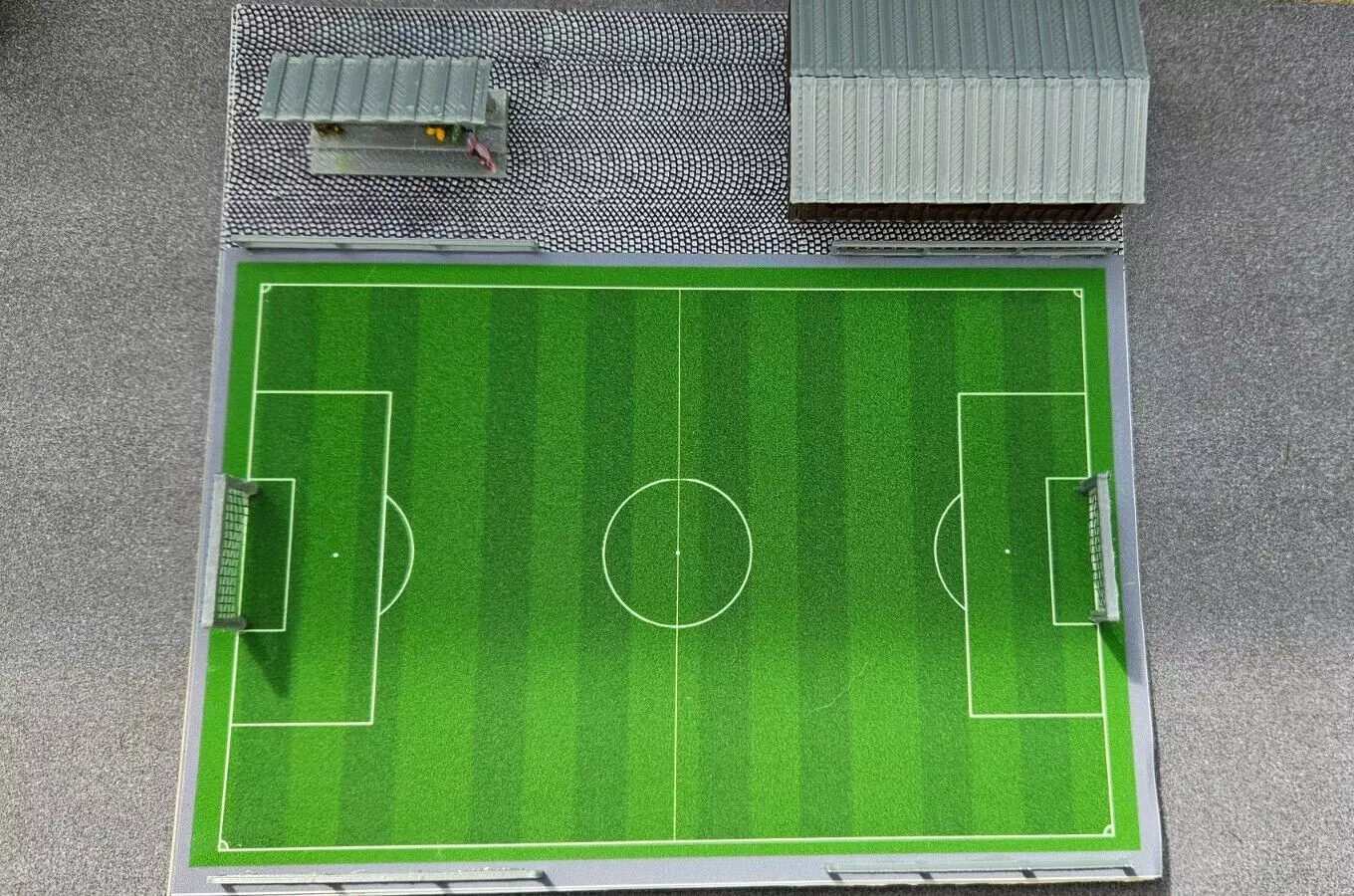 Fußballplatz mit Vereinsheim und Tribüne | Spur Z 1: 220 | Bausatz