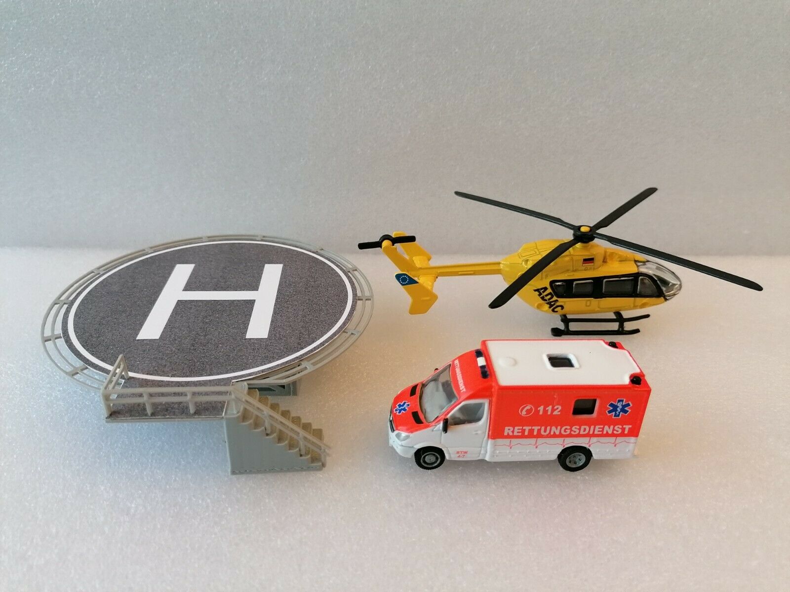 Rettungshubschrauber ADAC | Landeplatz | Rettungswagen |Heliport| Spur H0 | 1:87