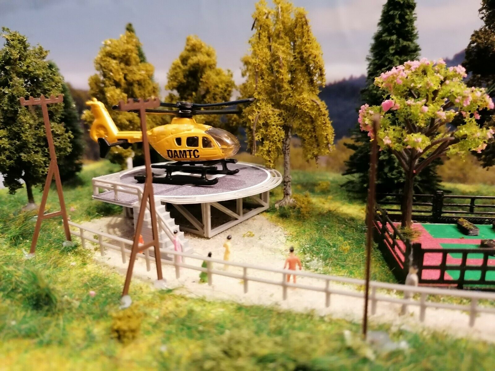 Rettungshubschrauber ÖAMTC Österreich| Helicopter mit Landeplatz | Spur N 1:160