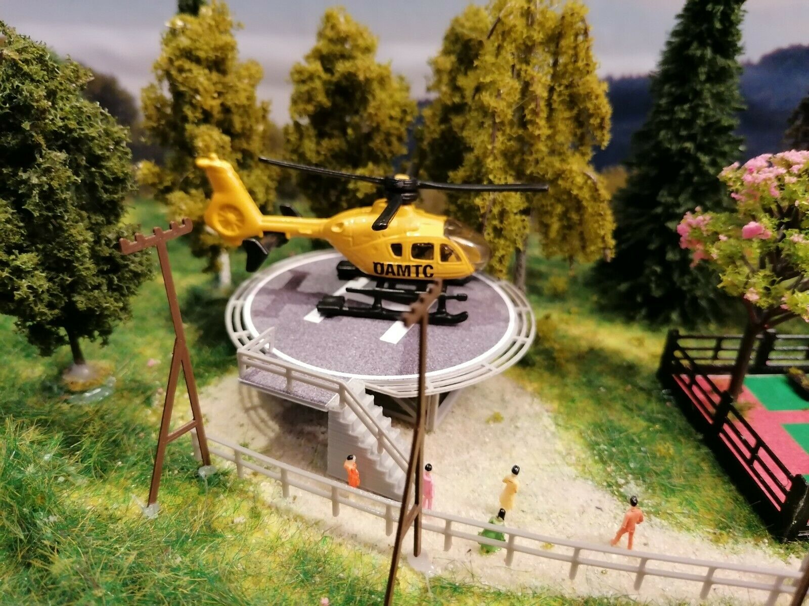 Rettungshubschrauber ÖAMTC Österreich| Helicopter mit Landeplatz | Spur N 1:160