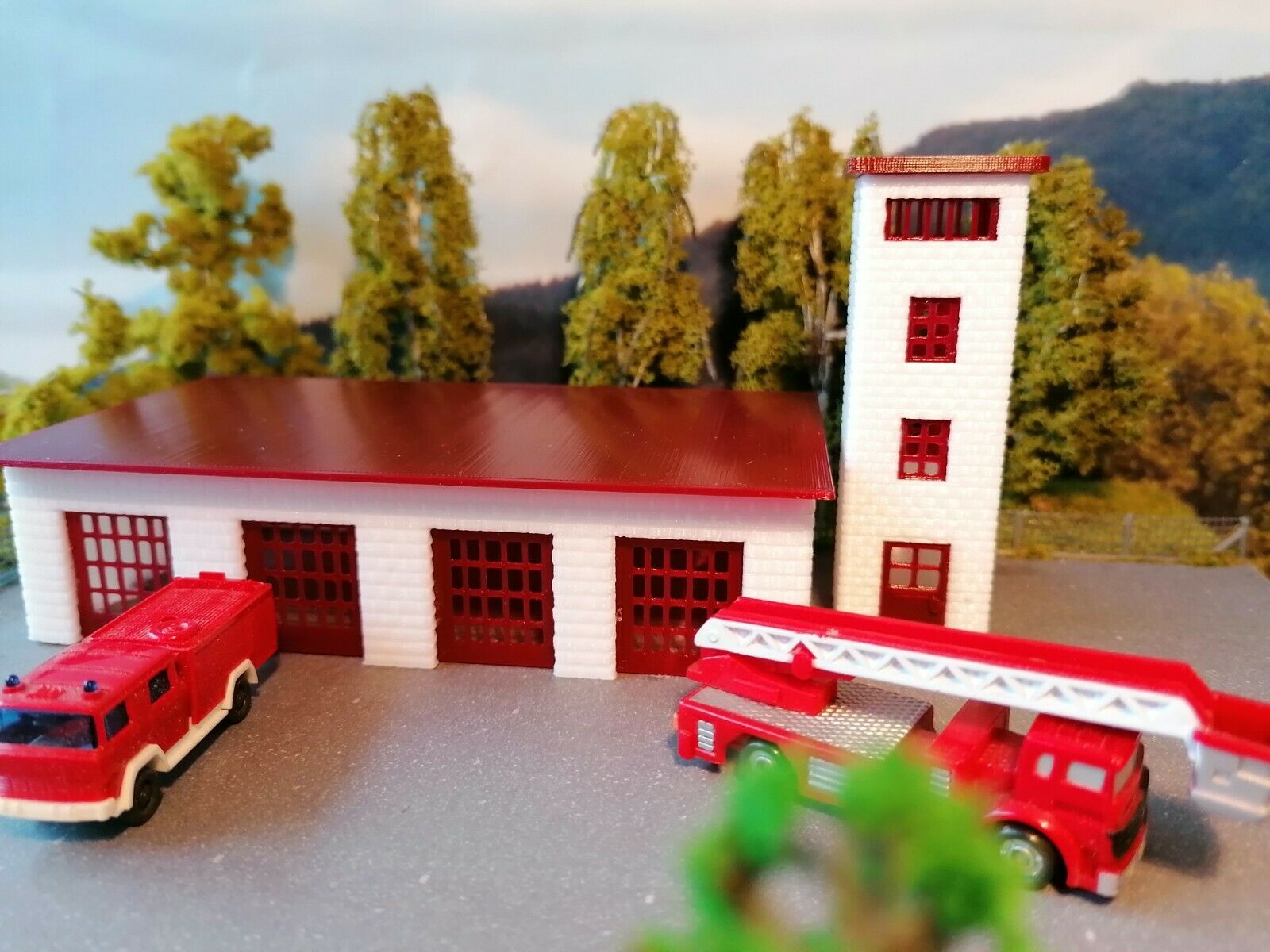 Feuerwehr mit LED - Blaulicht und Schlauchturm | Spur N 1:160 | Fertigmodell