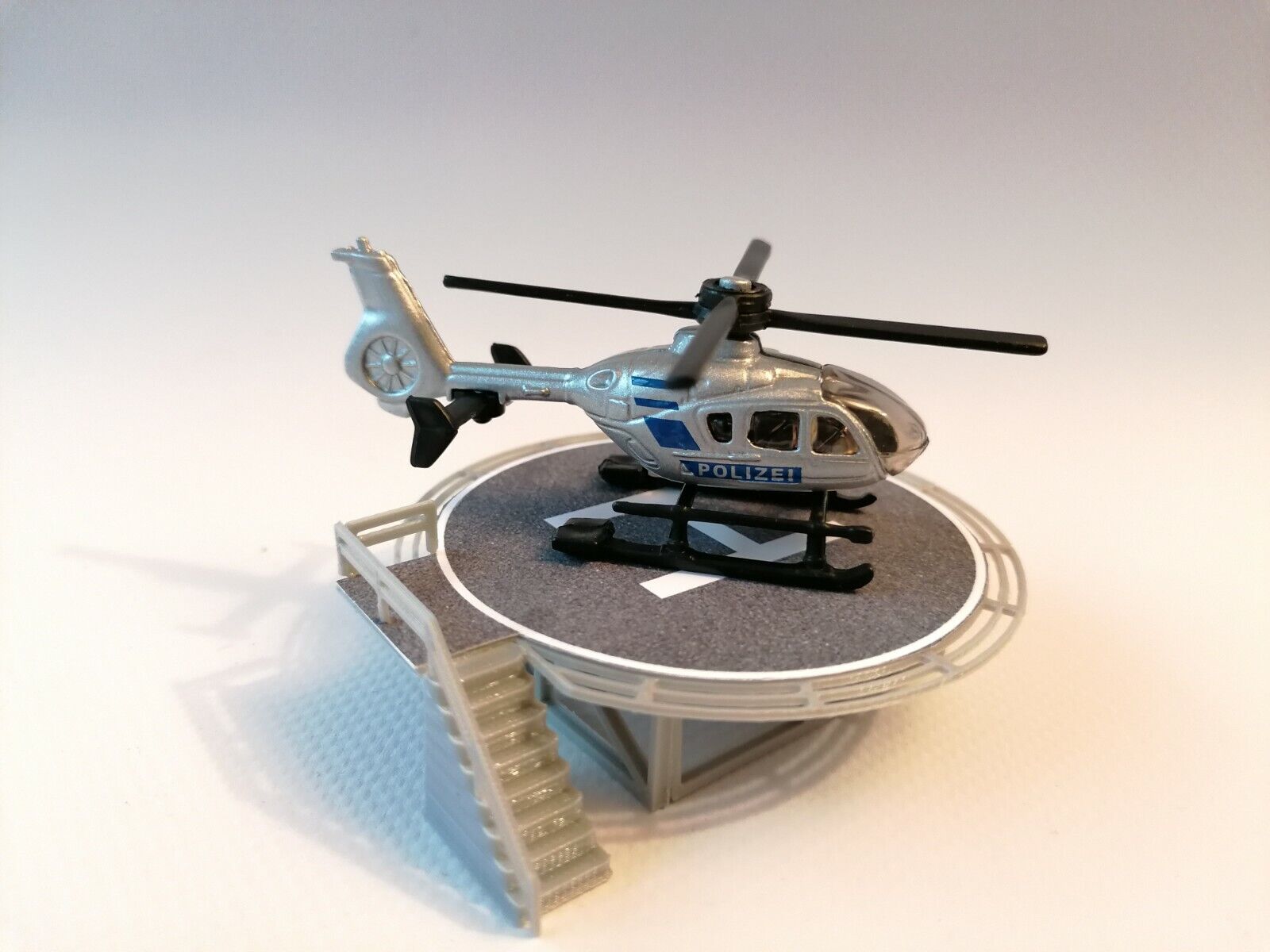 Hubschrauber Polizei | Helicopter mit Landeplatz | Spur TT | 1:120