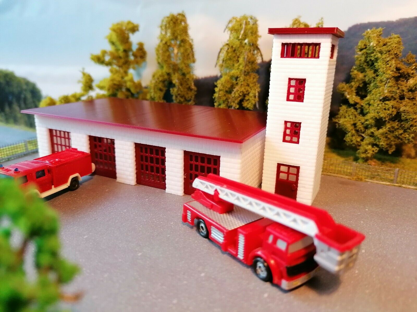 Feuerwehr mit LED - Blaulicht und Schlauchturm | Spur N 1:160 | Fertigmodell