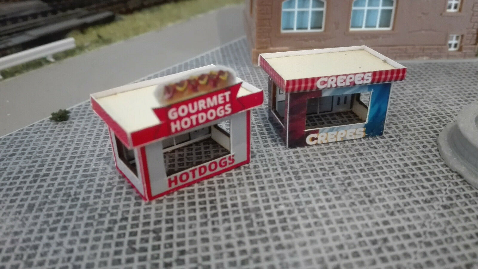 2 Kirmesbuden Hot Dog und Crepes | Spur Z 1:220 | Lasercut Bausatz Rummel