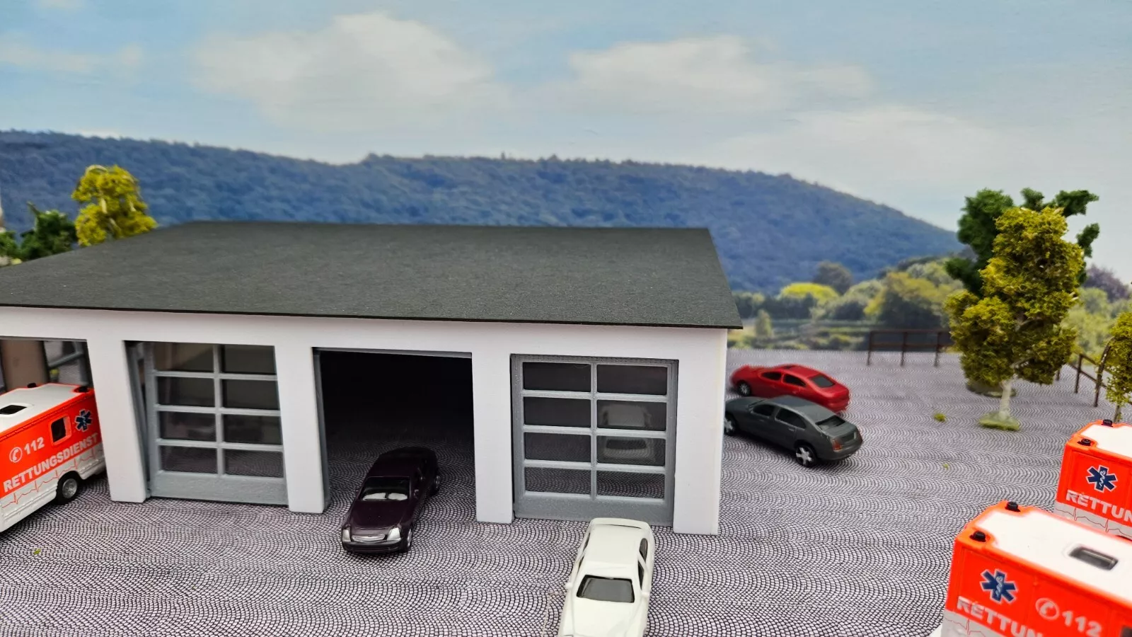 Fahrzeughalle mit Schiebetoren Spur H0 | 1:87