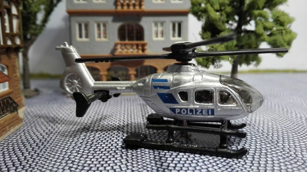 Spur N | Hubschrauber Polizei 1:160 mit Motor | Helicopter mit Unterflurantrieb