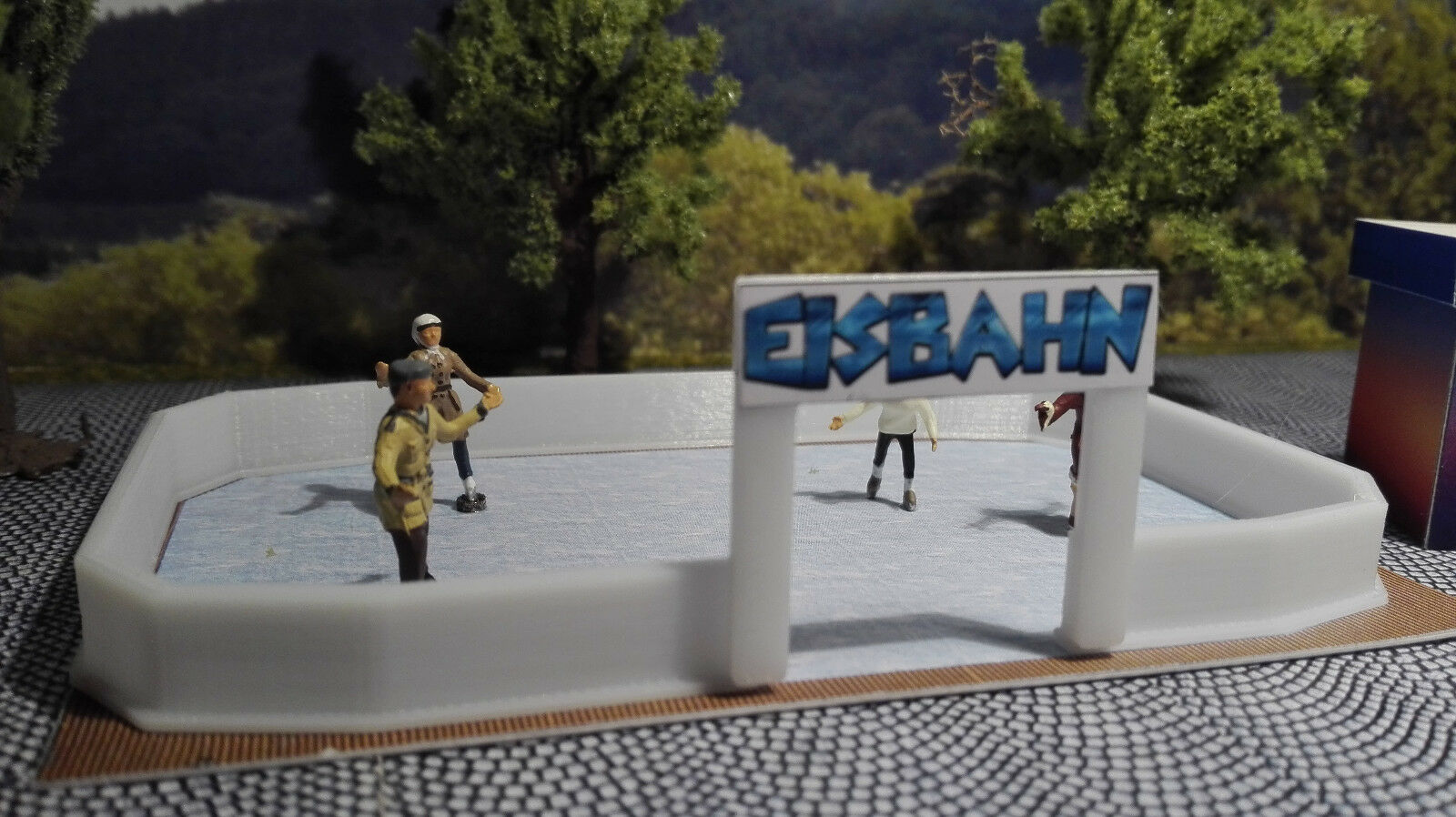 Eislaufbahn mit Kasse | Spur H0 1:87 | Bausatz | Winter | Weihnachten