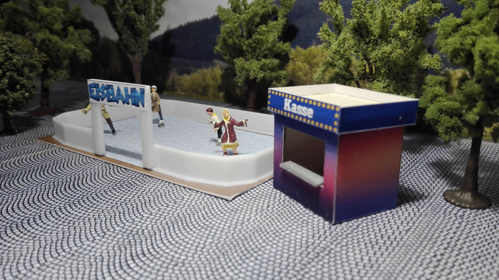 Eislaufbahn mit Kasse | Spur H0 1:87 | Bausatz | Winter | Weihnachten