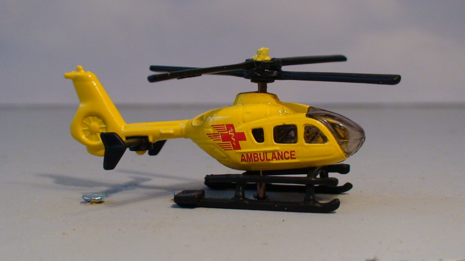Spur H0 | Hubschrauber 1:87 mit Motor | Helicopter mit Unterflurantrieb