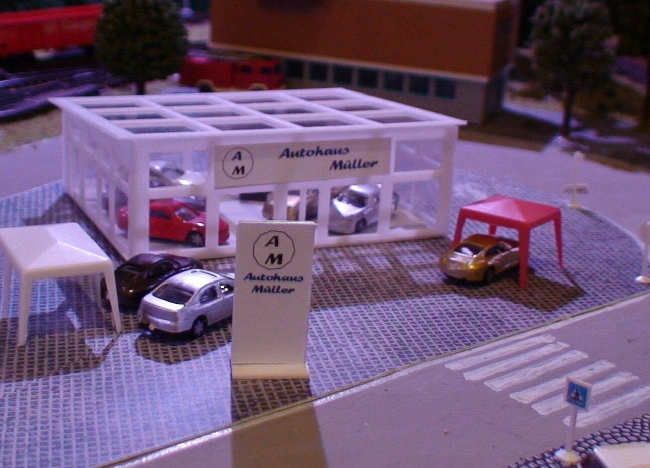 Spur N modernes Autohaus | beleuchtet | Autohandel | mit Inneneinrichtung