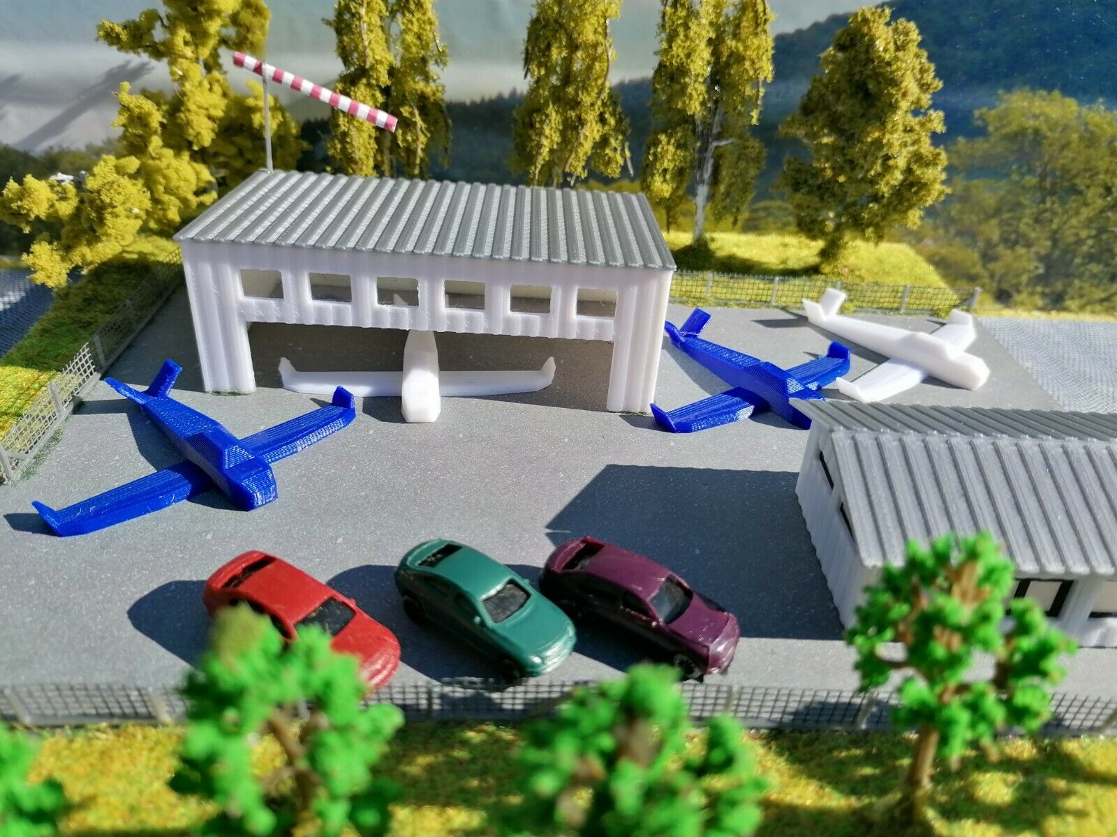 Flugplatz mit Hangar und 4 Flugzeuge | Spur Z 1:220
