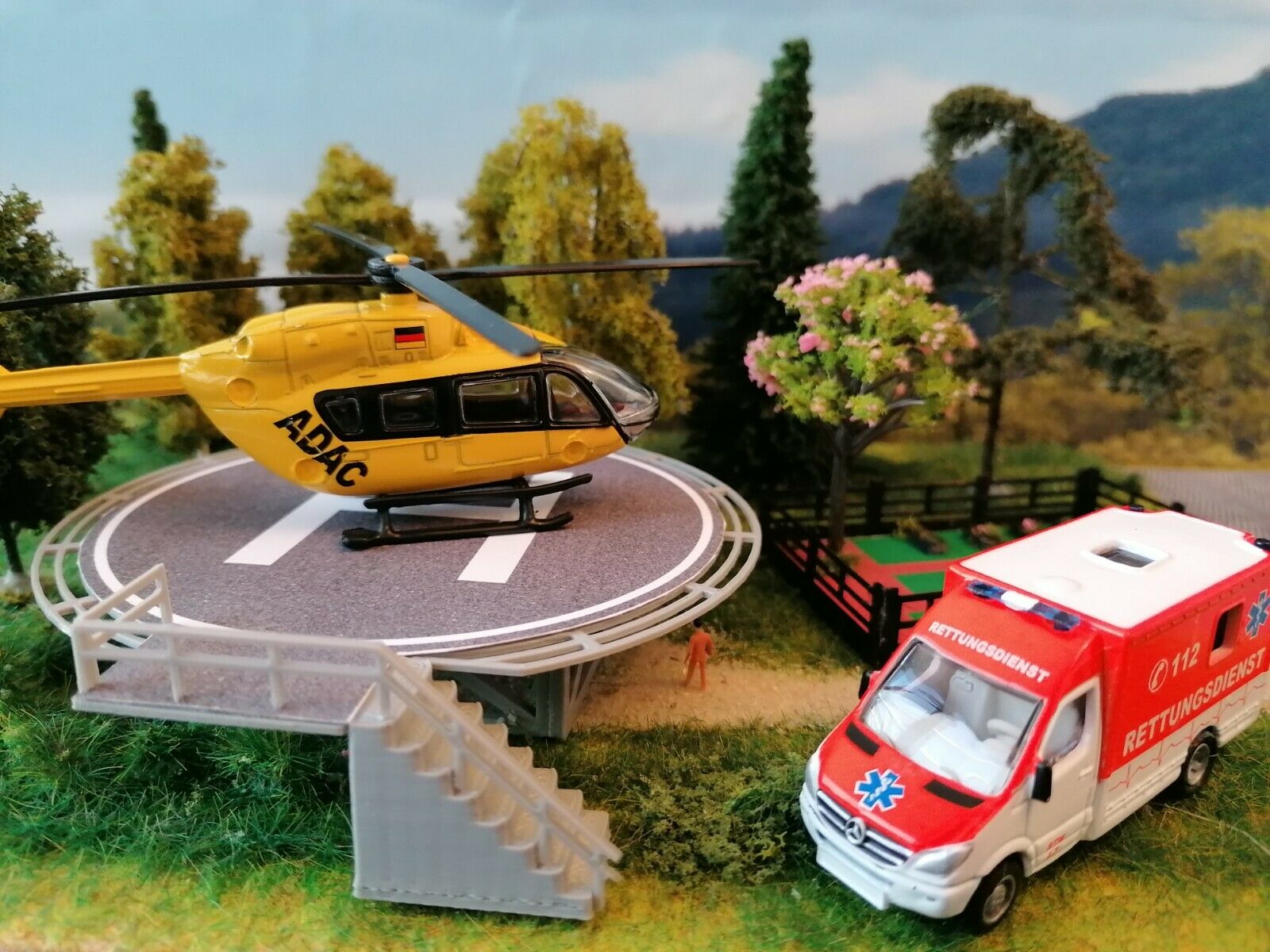 Rettungshubschrauber ADAC | Landeplatz | Rettungswagen |Heliport| Spur H0 | 1:87