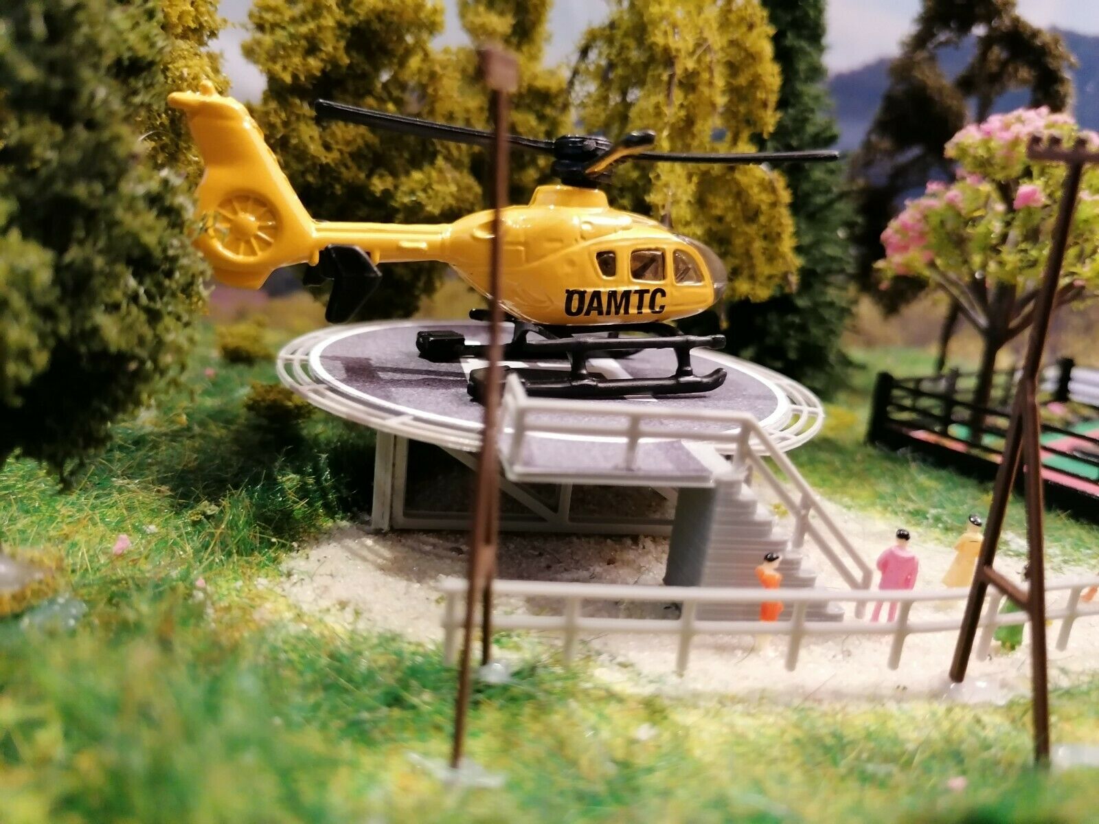 Rettungshubschrauber ÖAMTC Österreich| Helicopter mit Landeplatz | Spur N 1:160