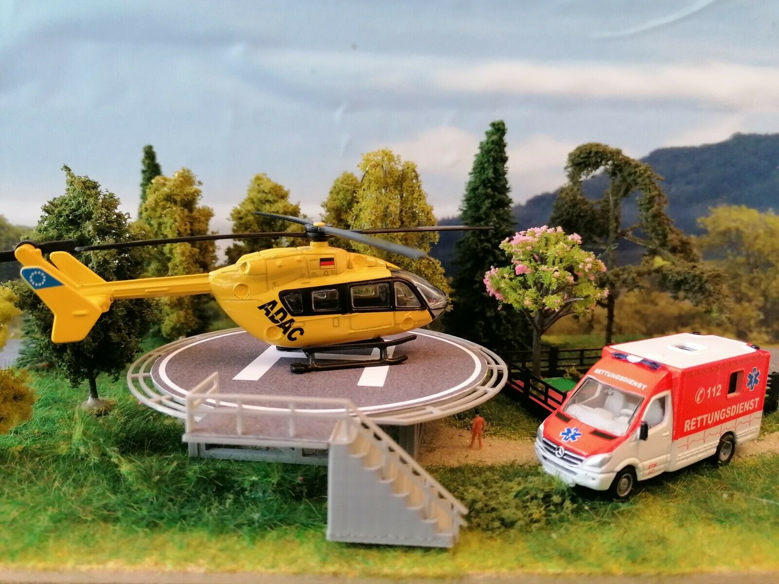 Rettungshubschrauber ADAC | Landeplatz | Rettungswagen |Heliport| Spur H0 | 1:87