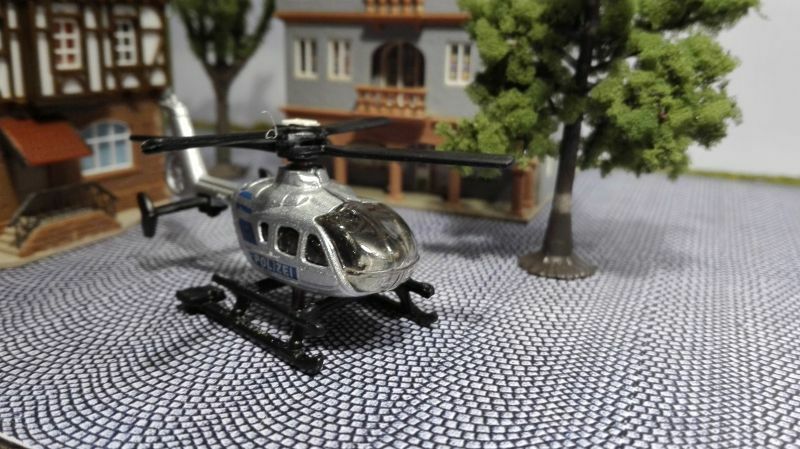 Spur N | Hubschrauber Polizei 1:160 mit Motor | Helicopter mit Unterflurantrieb