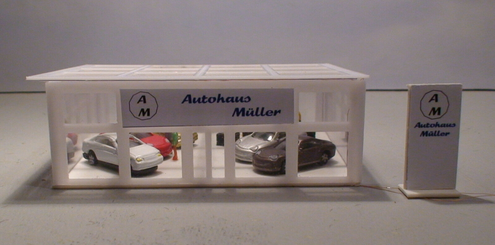Spur N modernes Autohaus | beleuchtet | Autohandel | mit Inneneinrichtung