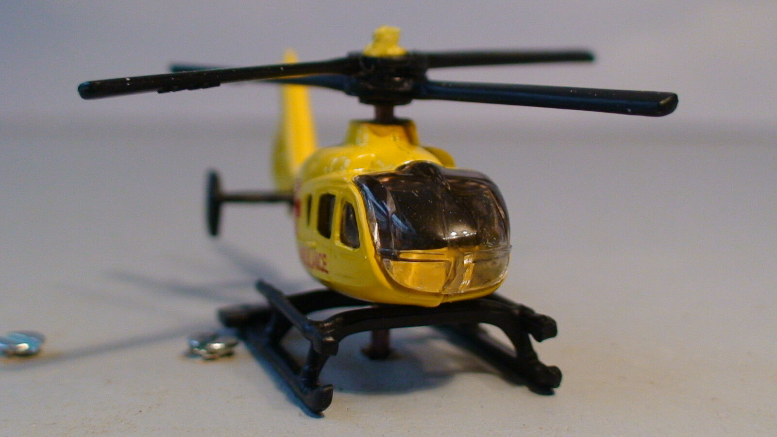 Spur H0 | Hubschrauber 1:87 mit Motor | Helicopter mit Unterflurantrieb