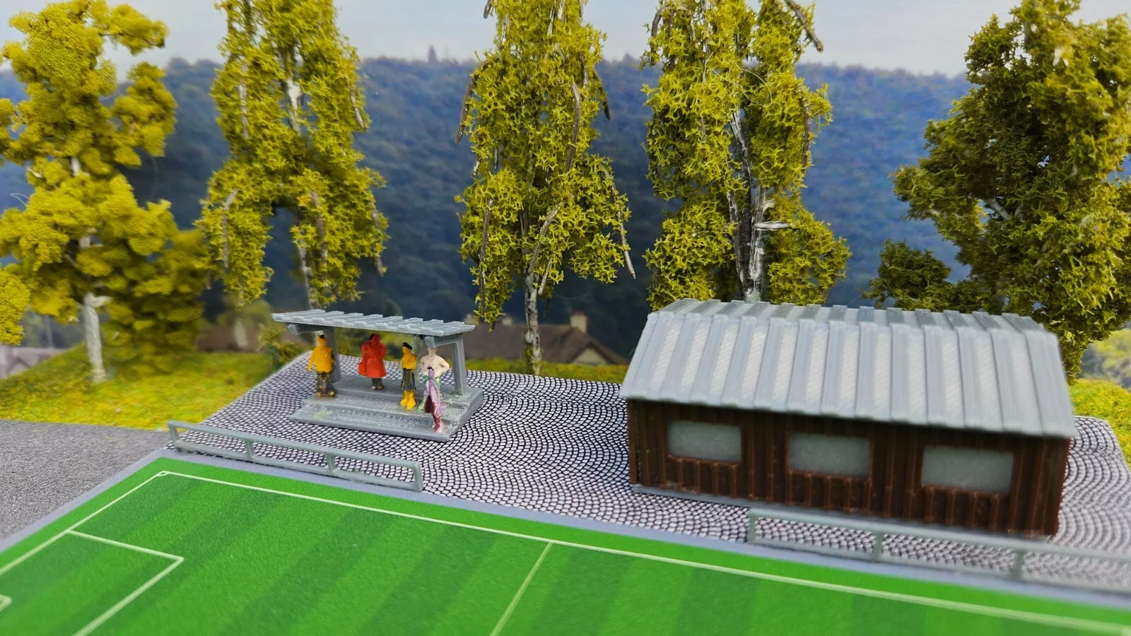 Fußballplatz mit Vereinsheim und Tribüne | Spur Z 1: 220 | Bausatz
