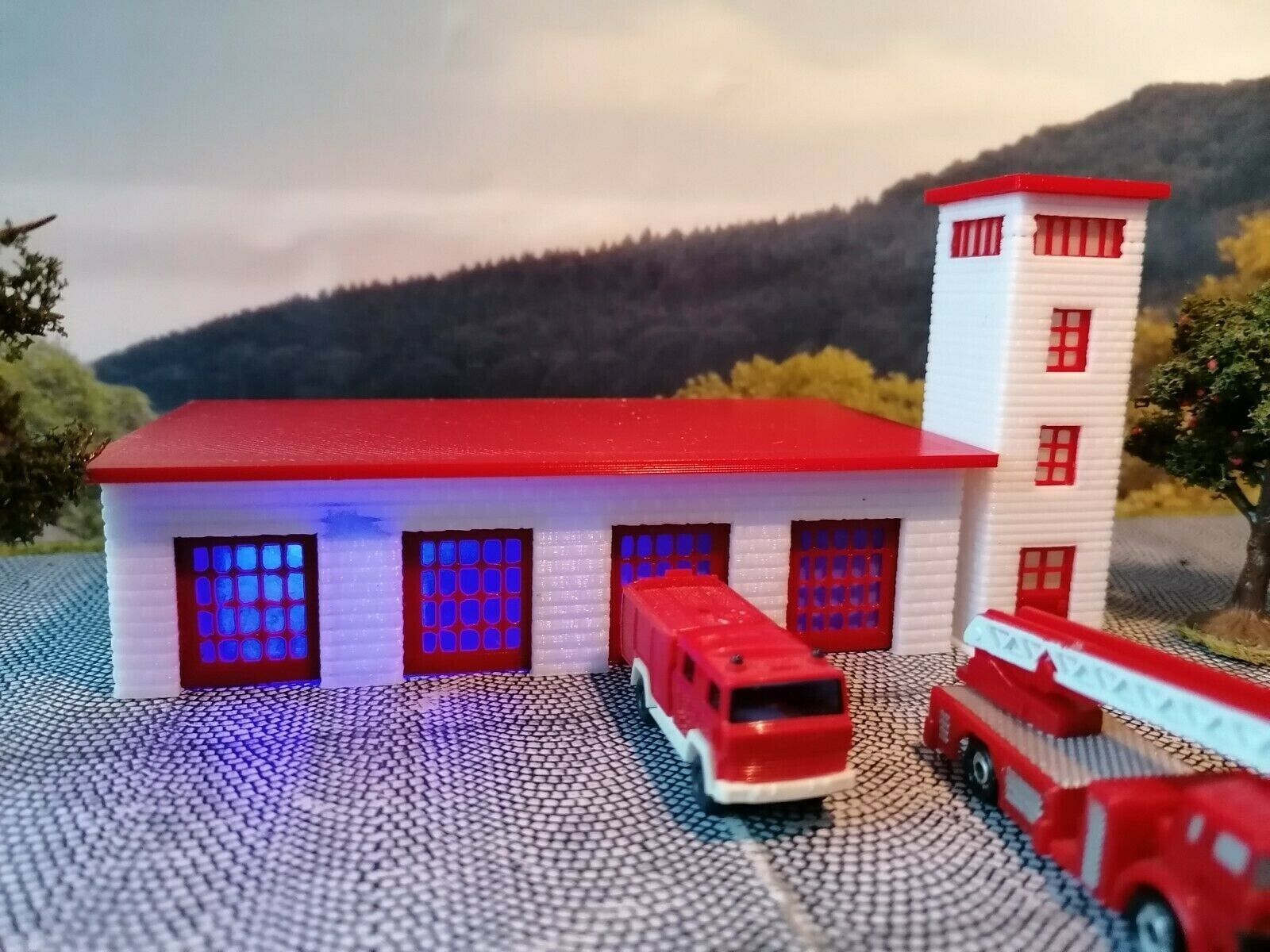 Feuerwehr mit LED - Blaulicht und Schlauchturm | Spur N 1:160 | Fertigmodell