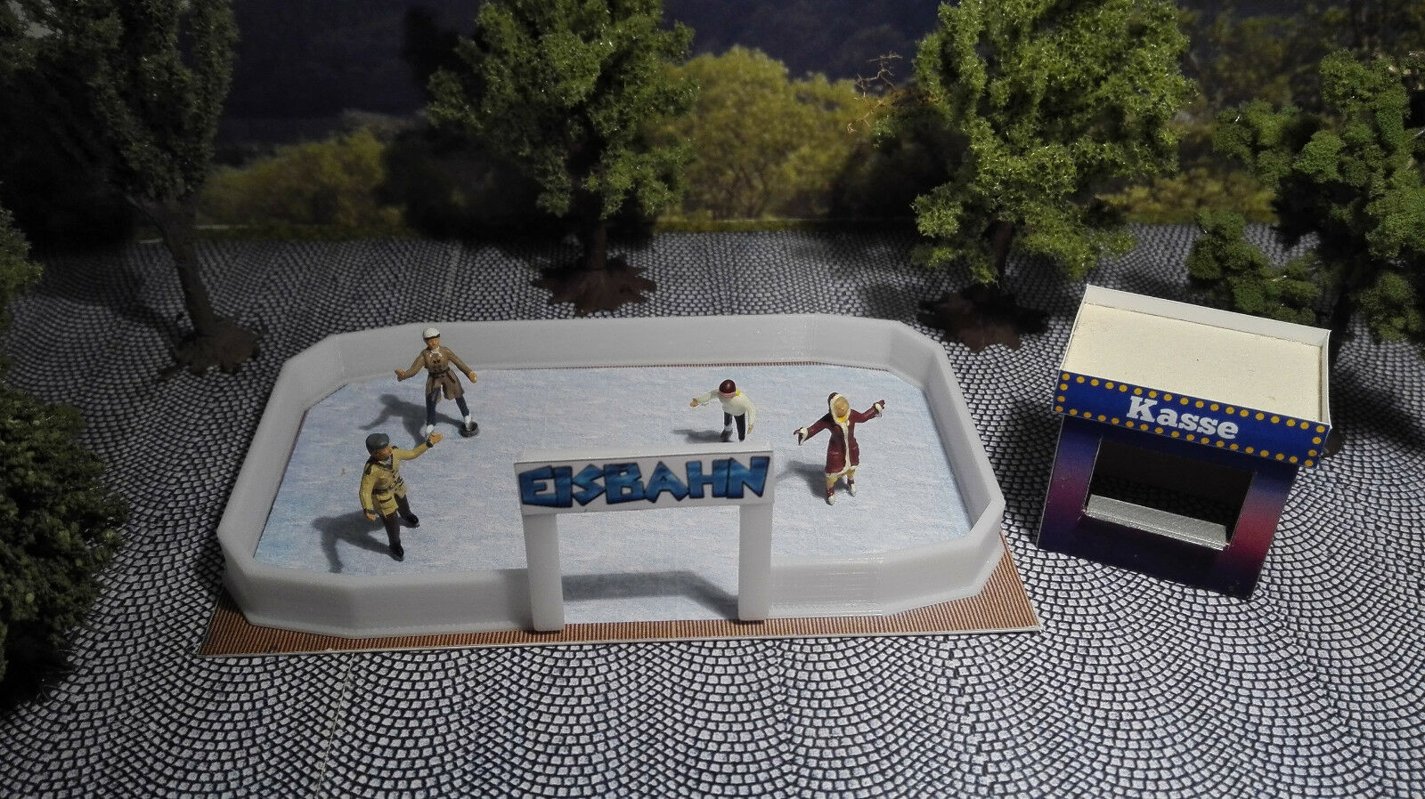Eislaufbahn mit Kasse | Spur H0 1:87 | Bausatz | Winter | Weihnachten