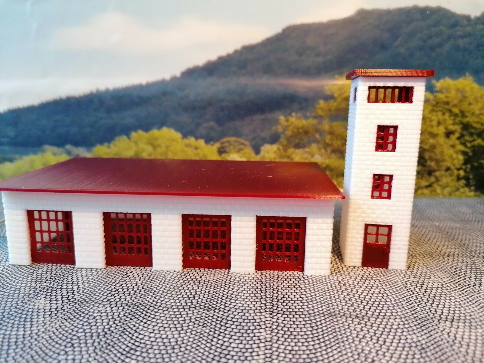 Feuerwehr mit LED - Blaulicht und Schlauchturm | Spur N 1:160 | Fertigmodell