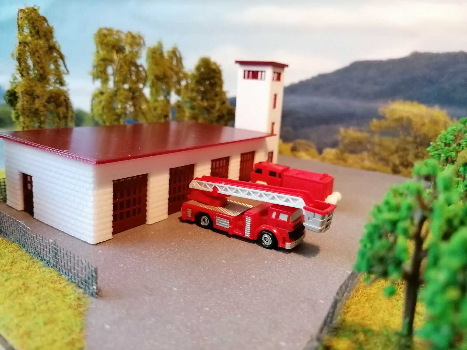 Feuerwehr mit LED - Blaulicht und Schlauchturm | Spur N 1:160 | Fertigmodell
