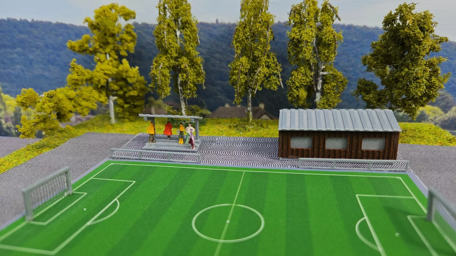 Fußballplatz mit Vereinsheim und Tribüne | Spur Z 1: 220 | Bausatz