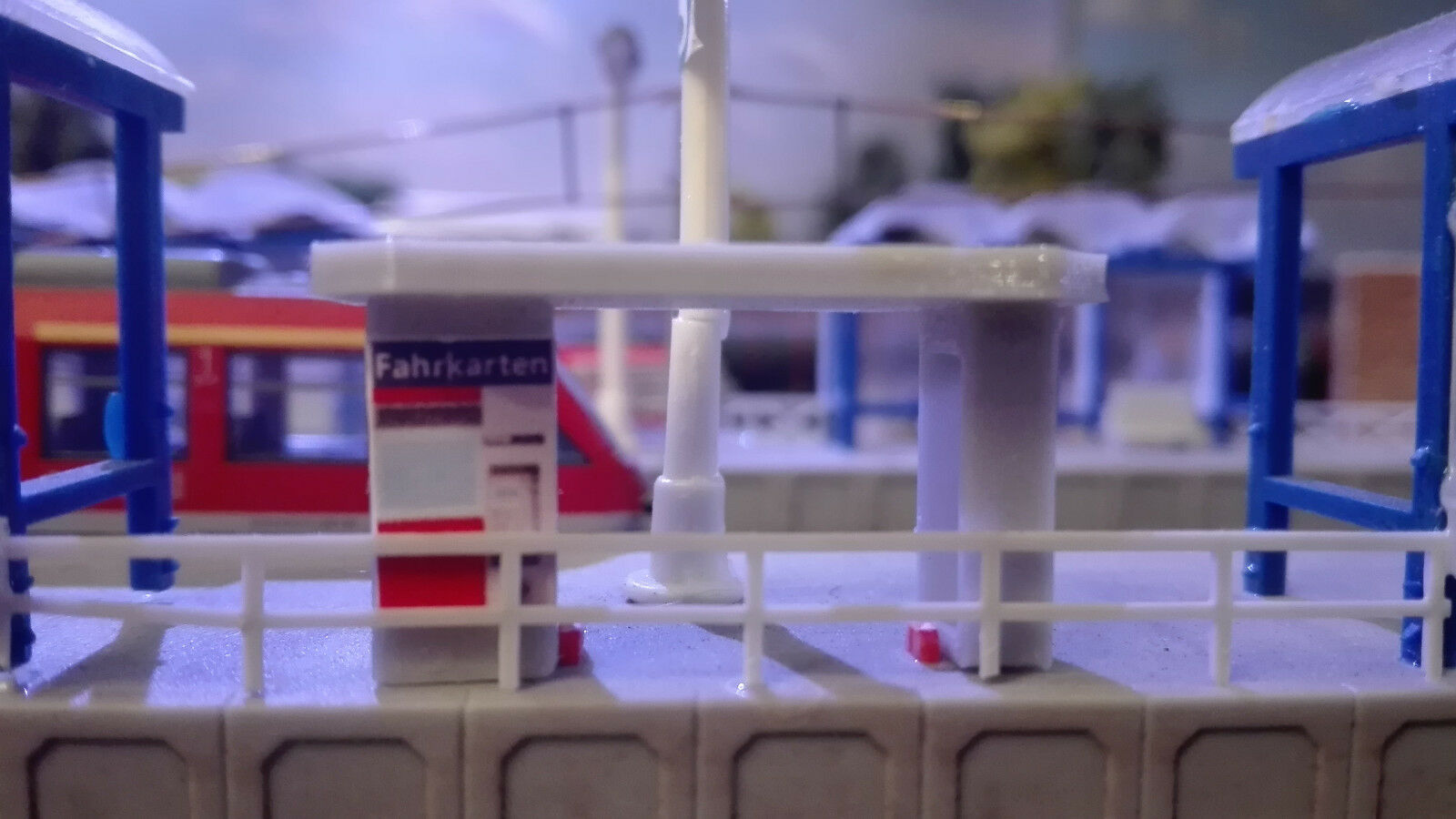 Fahrkartenautomat DB Ticketautomat und Fahrradunterstand | Bahnsteig | |1:160