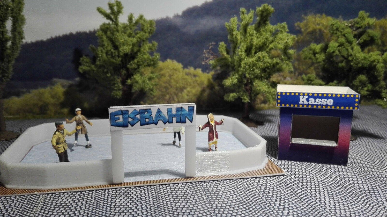 Eislaufbahn mit Kasse | Spur H0 1:87 | Bausatz | Winter | Weihnachten