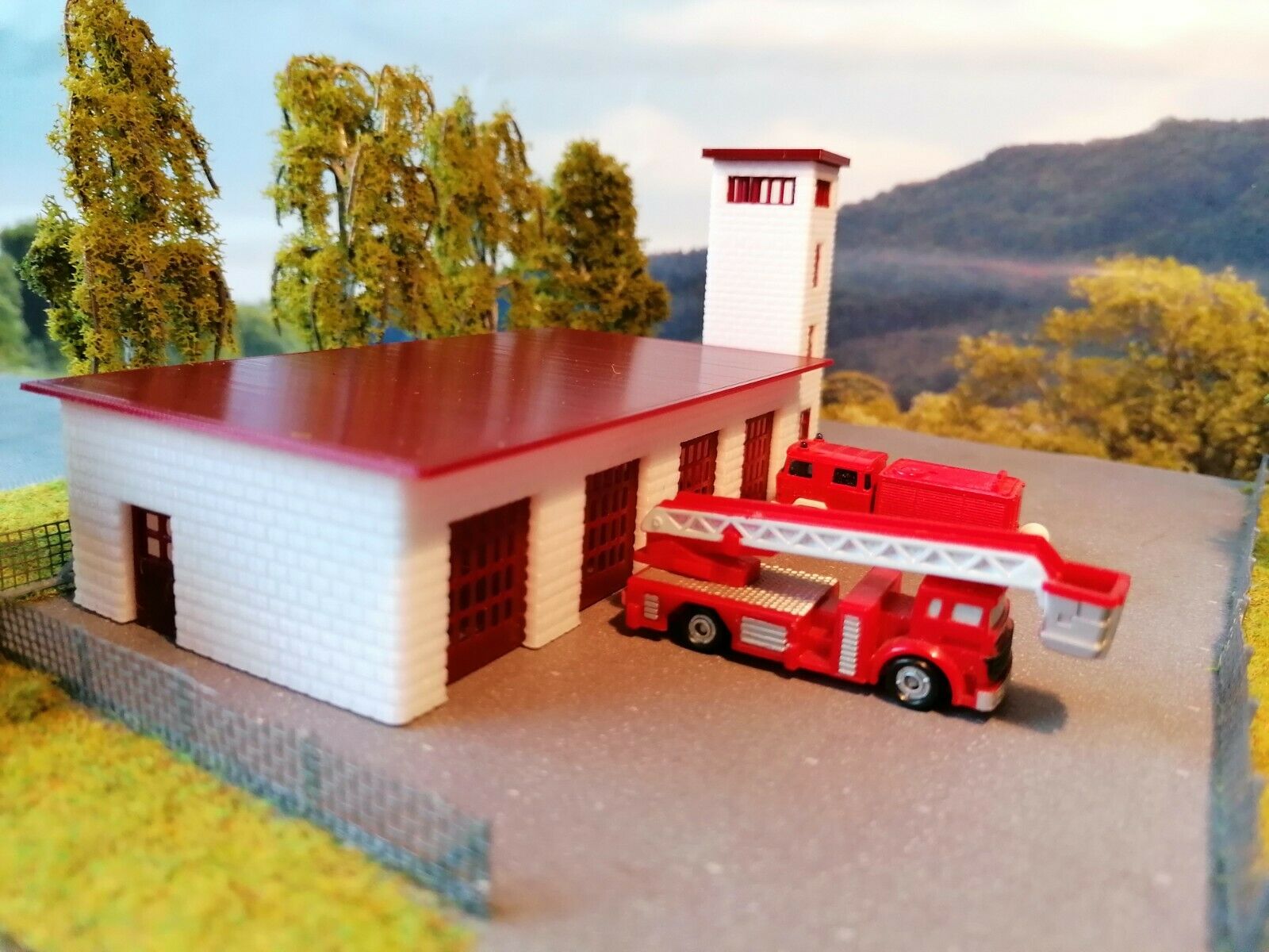 Feuerwehr mit LED - Blaulicht und Schlauchturm | Spur N 1:160 | Fertigmodell