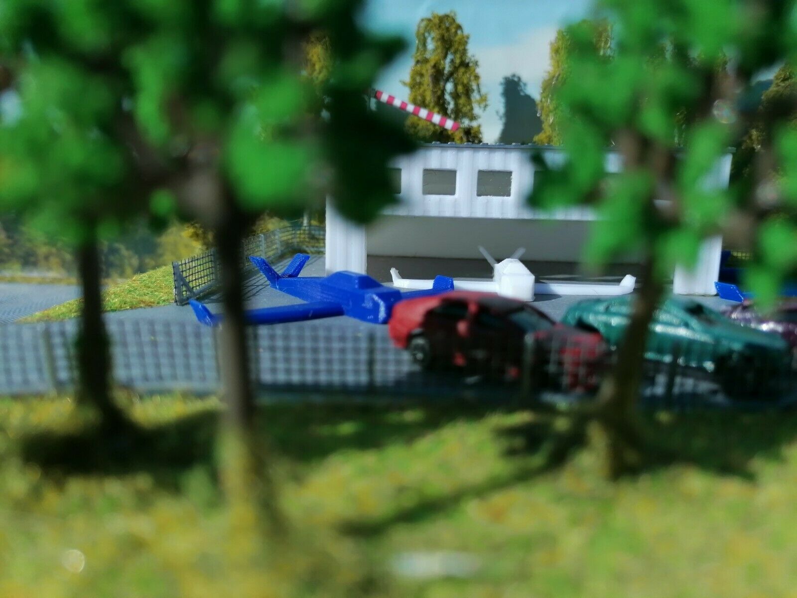 Flugplatz mit Hangar und 4 Flugzeuge | Spur N 1:160