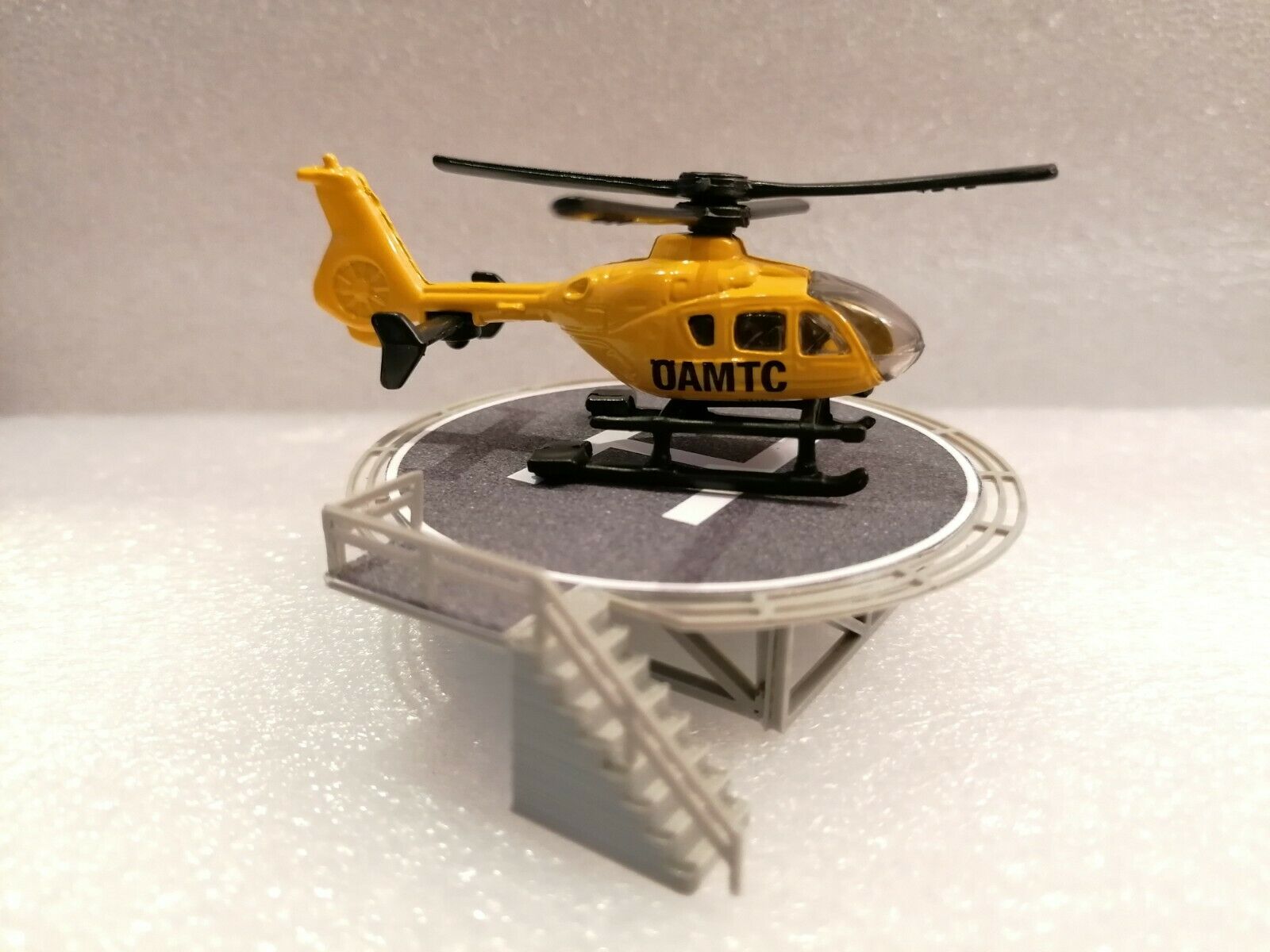 Rettungshubschrauber ÖAMTC Österreich| Helicopter mit Landeplatz | Spur N 1:160